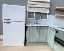 Carica l'immagine nel visualizzatore di Gallery, Retro Fridge-Freezer White