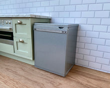Lade das Bild in den Galerie-Viewer, Unterbau-Kühlschranköffnung – Silber