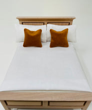 將圖片載入圖庫檢視器 Dollshouse Miniature Velvet Cushion