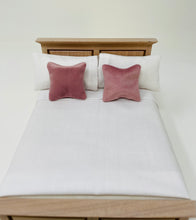 將圖片載入圖庫檢視器 Dollshouse Miniature Velvet Cushion