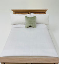 將圖片載入圖庫檢視器 Dollshouse Miniature Velvet Cushion