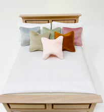 將圖片載入圖庫檢視器 Dollshouse Miniature Velvet Cushion