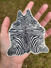 Lade das Bild in den Galerie-Viewer, Faux-Zebra-Teppich, klein