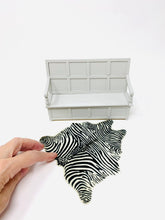 Lade das Bild in den Galerie-Viewer, Faux-Zebra-Teppich, klein