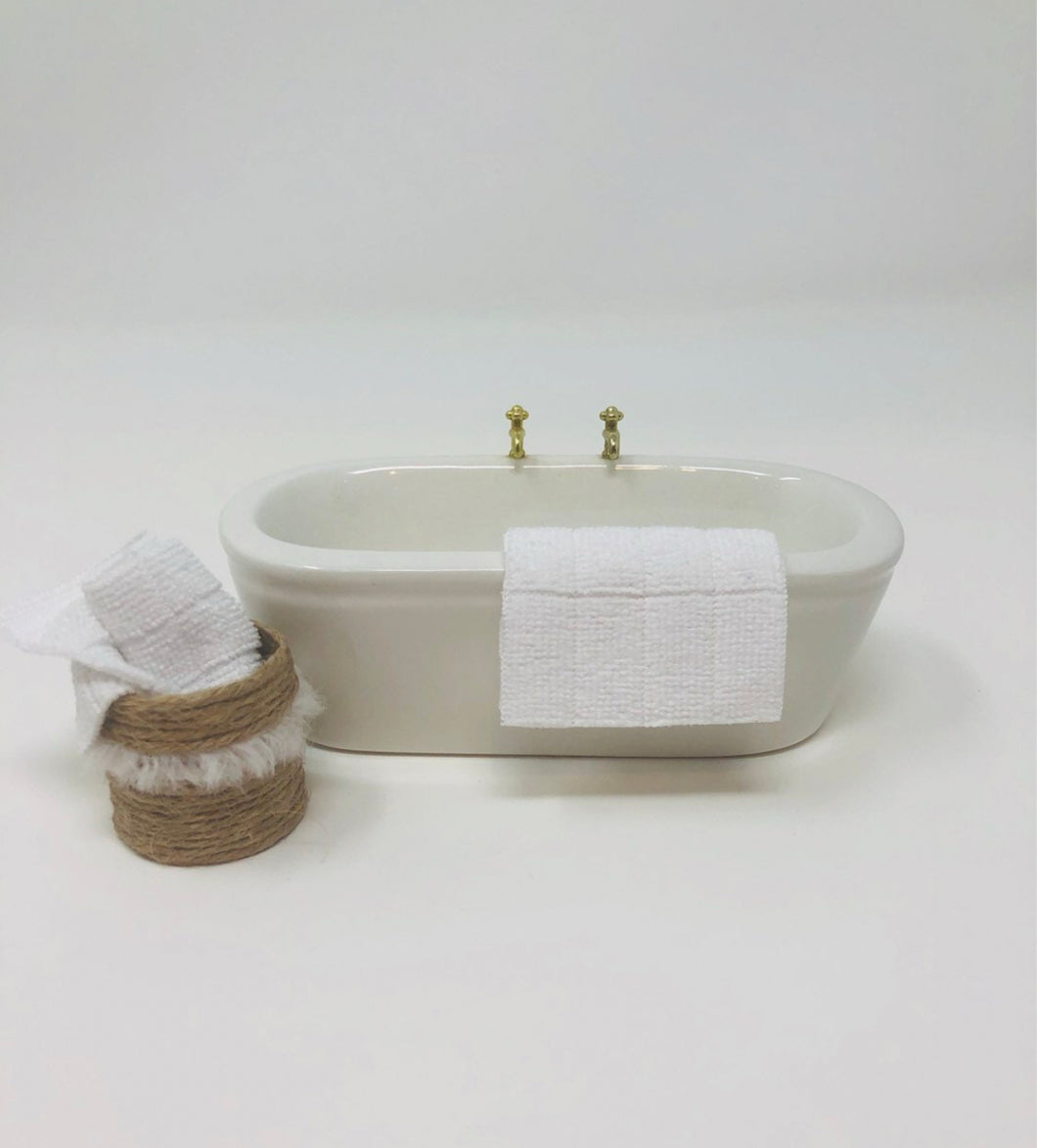 1:12th scale/one inch scale set of towels for dollshouses, roomboxes and dioramas.