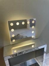 Lade das Bild in den Galerie-Viewer, Puppenhaus-Miniatur-Schminktischspiegel mit Hintergrundbeleuchtung im Maßstab 1:12
