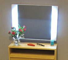 Carica l&#39;immagine nel visualizzatore di Gallery, ELF Hollywood Style Mirror with Lights Kit
